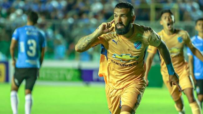 Ronnie Fernández se luce con un triplete para transformarse en el goleador de la liga en Bolivia