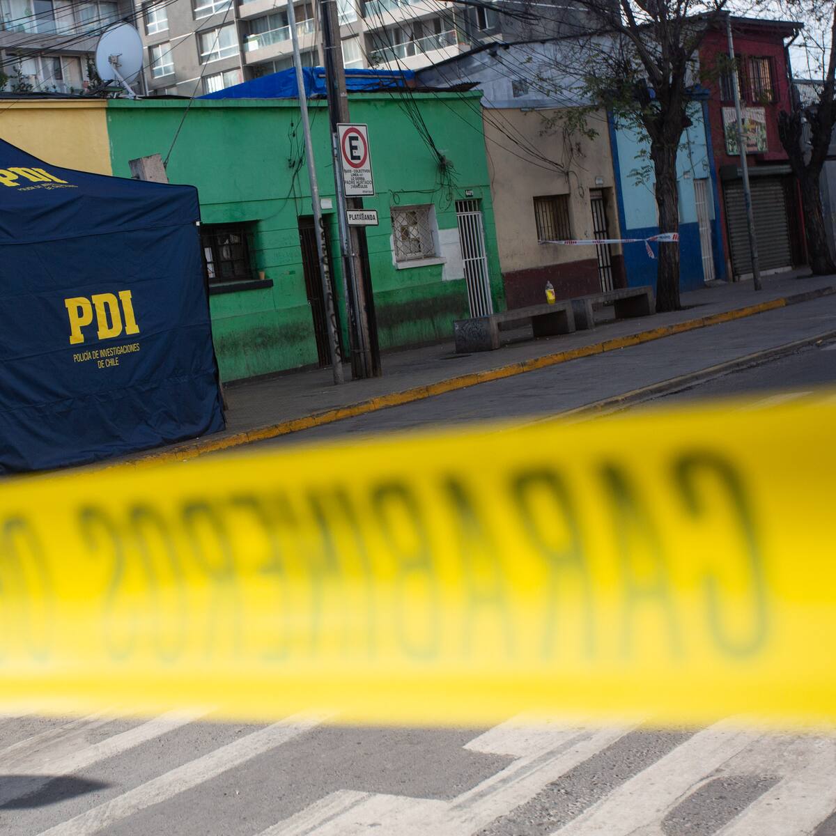 Mujer es asesinada tras ser baleada en Cerro Navia: otras dos personas fueron trasladadas heridas hasta el Hospital Félix Bulnes