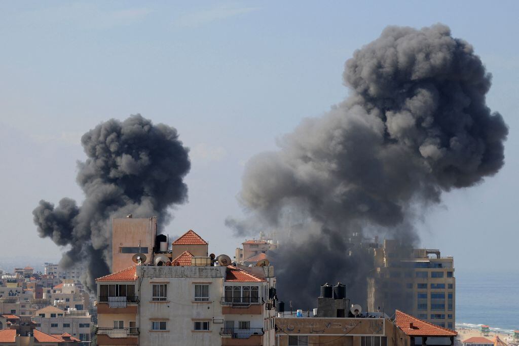 Israel bombardea una zona residencial de Gaza en respuesta al ataque de Hamas