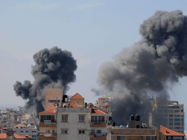 Israel bombardea una zona residencial de Gaza en respuesta al ataque de Hamas