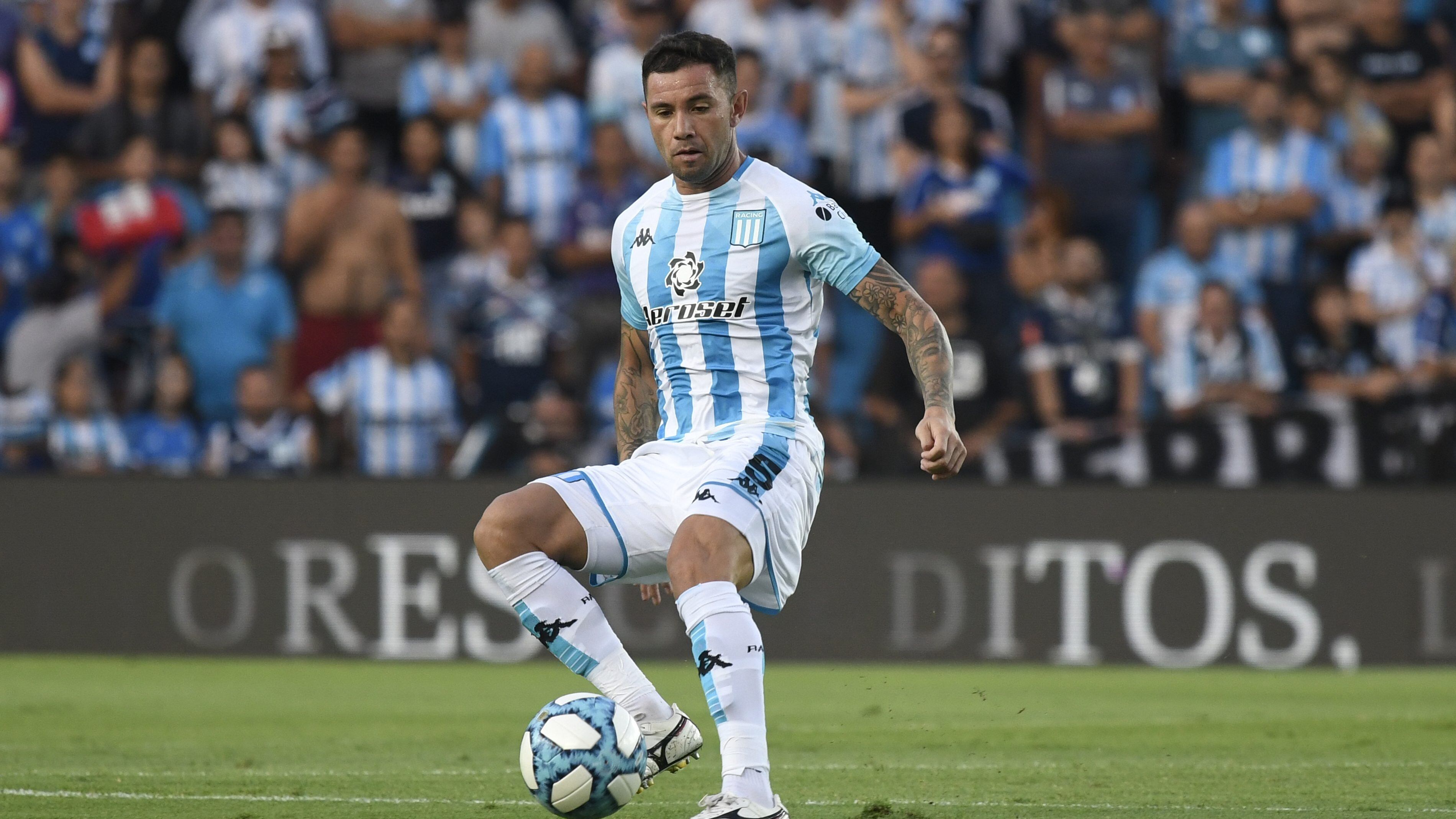 Eugenio Mena protagonizó romántico llamado a los hinchas de Racing
