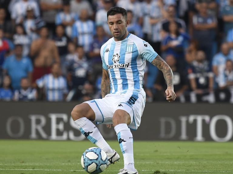 Eugenio Mena protagonizó romántico llamado a los hinchas de Racing