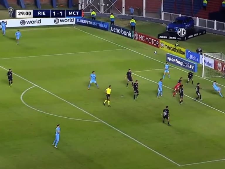 Era más dificil fallarlo: el insólito gol perdido por rival de Palestino en la Copa Sudamericana