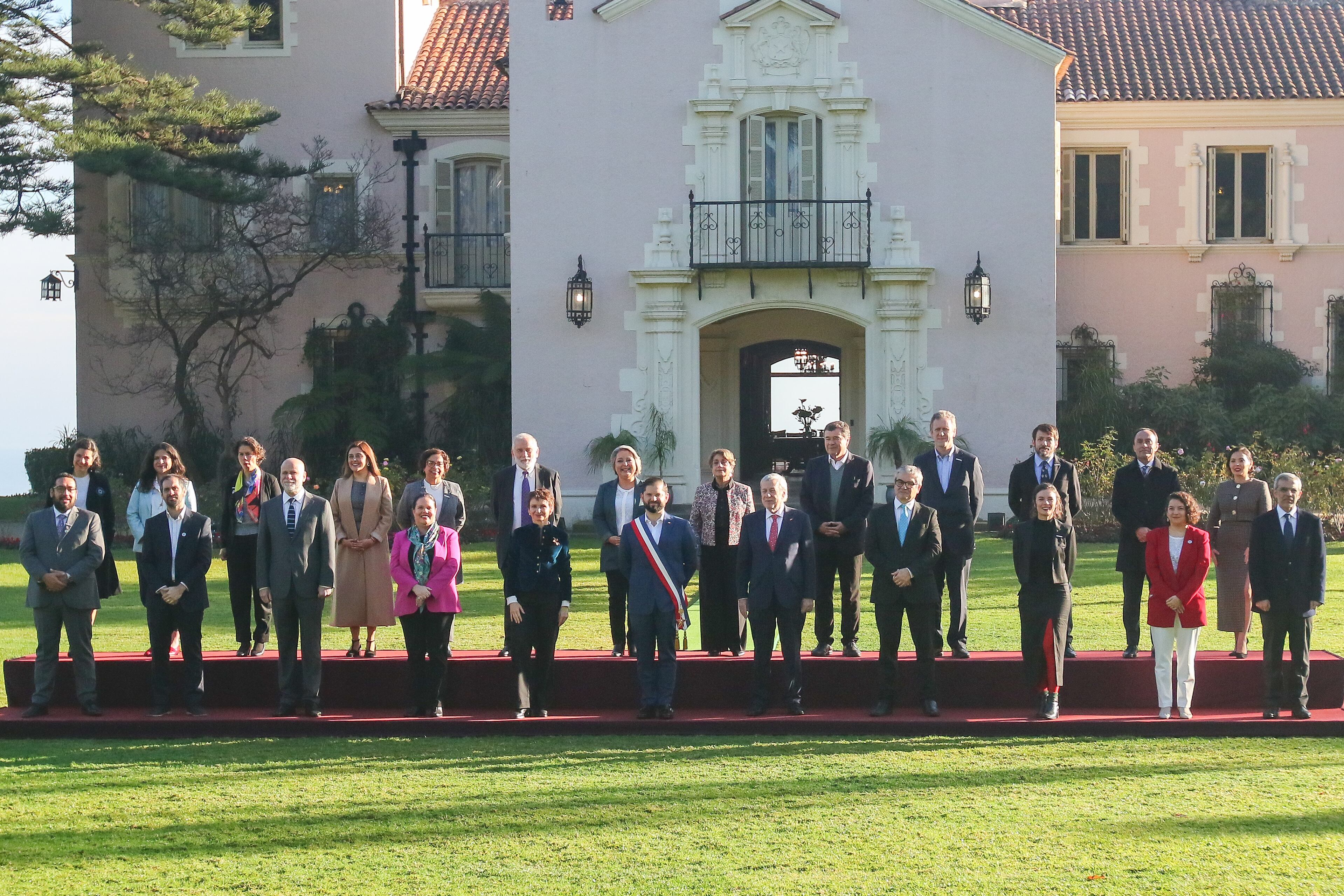 01 de Junio 2024/VIÑA DEL MAREl Presidente Gabriel Boric, realizó en Cerro Castillo, la Fotografía Oficial con sus ministros, previo a la cuenta publica en el Congreso Nacional.
FOTO: YVO SALINAS/AGENCIA UNO