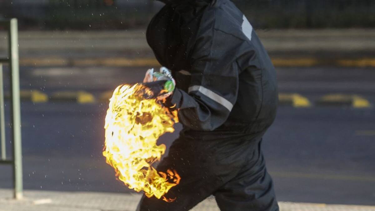 Hechos de violencia en Liceo Lastarria terminan con encapuchado quemado por bomba molotov