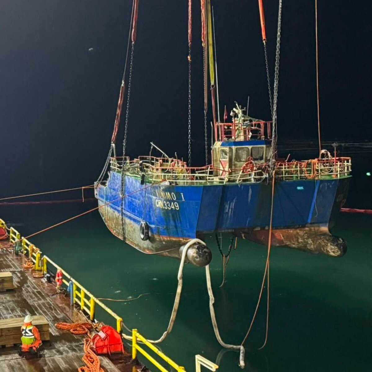 Reflotan catamarán Koñimo I a cinco meses del hundimiento que dejó seis fallecidos en el estuario del Reloncaví