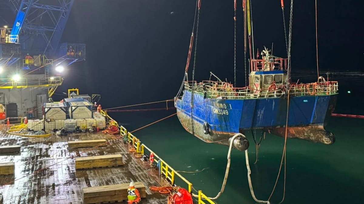 Reflotan catamarán Koñimo I a cinco meses del hundimiento que dejó seis fallecidos en el estuario del Reloncaví