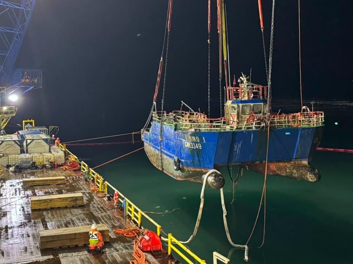 Reflotan catamarán Koñimo I a cinco meses del hundimiento que dejó seis fallecidos en el estuario del Reloncaví