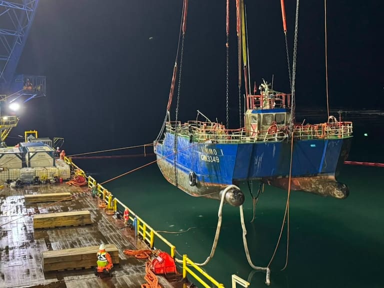 Reflotan catamarán Koñimo I a cinco meses del hundimiento que dejó seis fallecidos en el estuario del Reloncaví