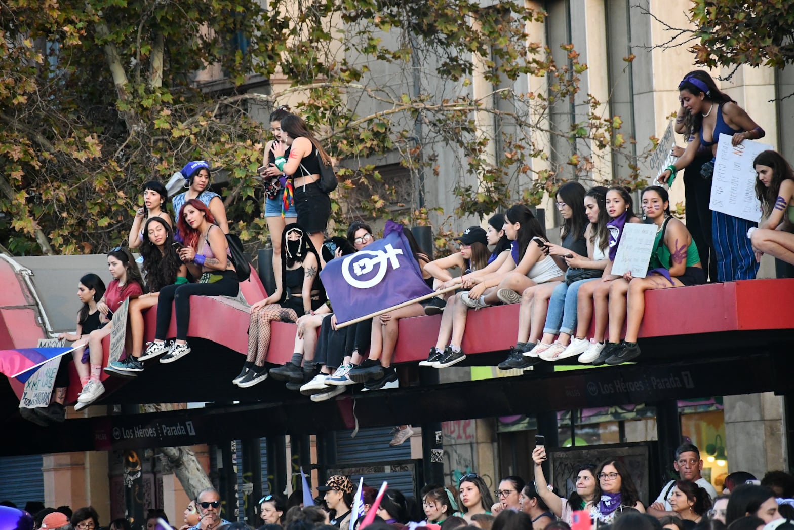 08 de Marzo 2023 / SANTIAGOCientos de mujeres se manifiestan en una nueva conmemoración del Dia Internacional de la Mujer.VICTOR HUENANTE / AGENCIAUNO