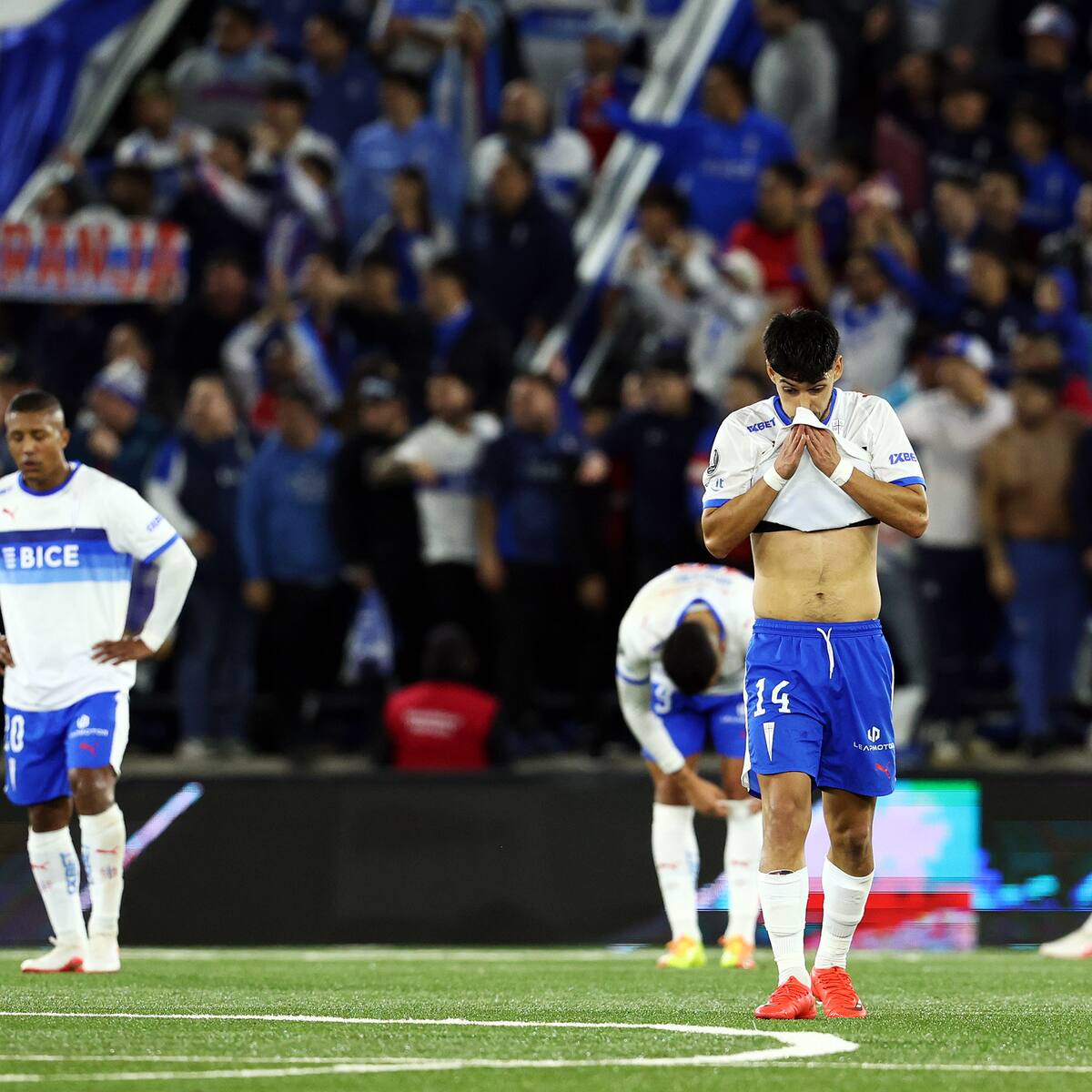 El cruce de Garnero con Roldán y cánticos contra la dirigencia: el lado B de la eliminación de la UC de la Copa Libertadores