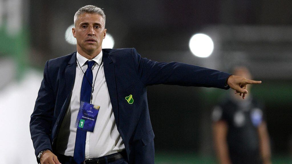 FLORENCIO VARELA, ARGENTINA - DECEMBER 16: Hernan Crespo coach of Defensa y Justicia gestures during a quarter final second leg match between Defensa y Justicia and Bahia as part of Copa CONMEBOL Sudamericana 2020 at Estadio Norberto Tomaghello on December 16, 2020 in Florencio Varela, Argentina. (Photo by Juan Mabromata - Pool/Getty Images)