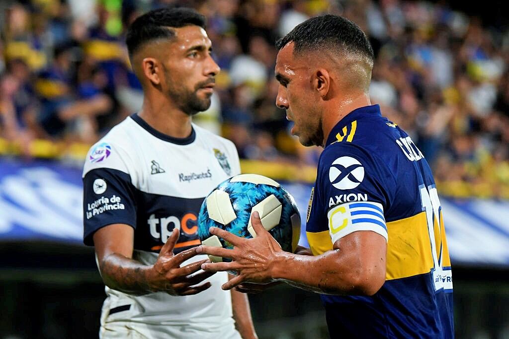 Carlos Tévez y Matías García en un partido de la Superliga de Argentina