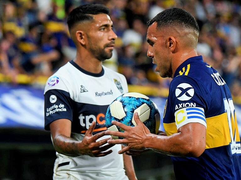 Carlos Tévez y Matías García en un partido de la Superliga de Argentina