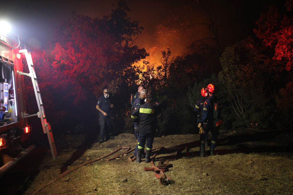 Bomberos y voluntarios intentan controlar el incendio forestal en Grecia