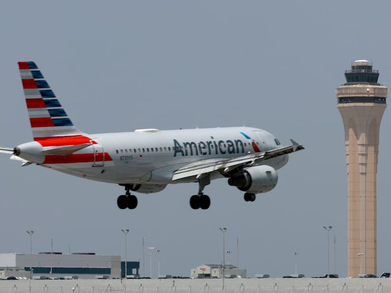 American Airlines suspende todos sus vuelos en EE. UU. por “problemas técnicos” en vísperas de Navidad
