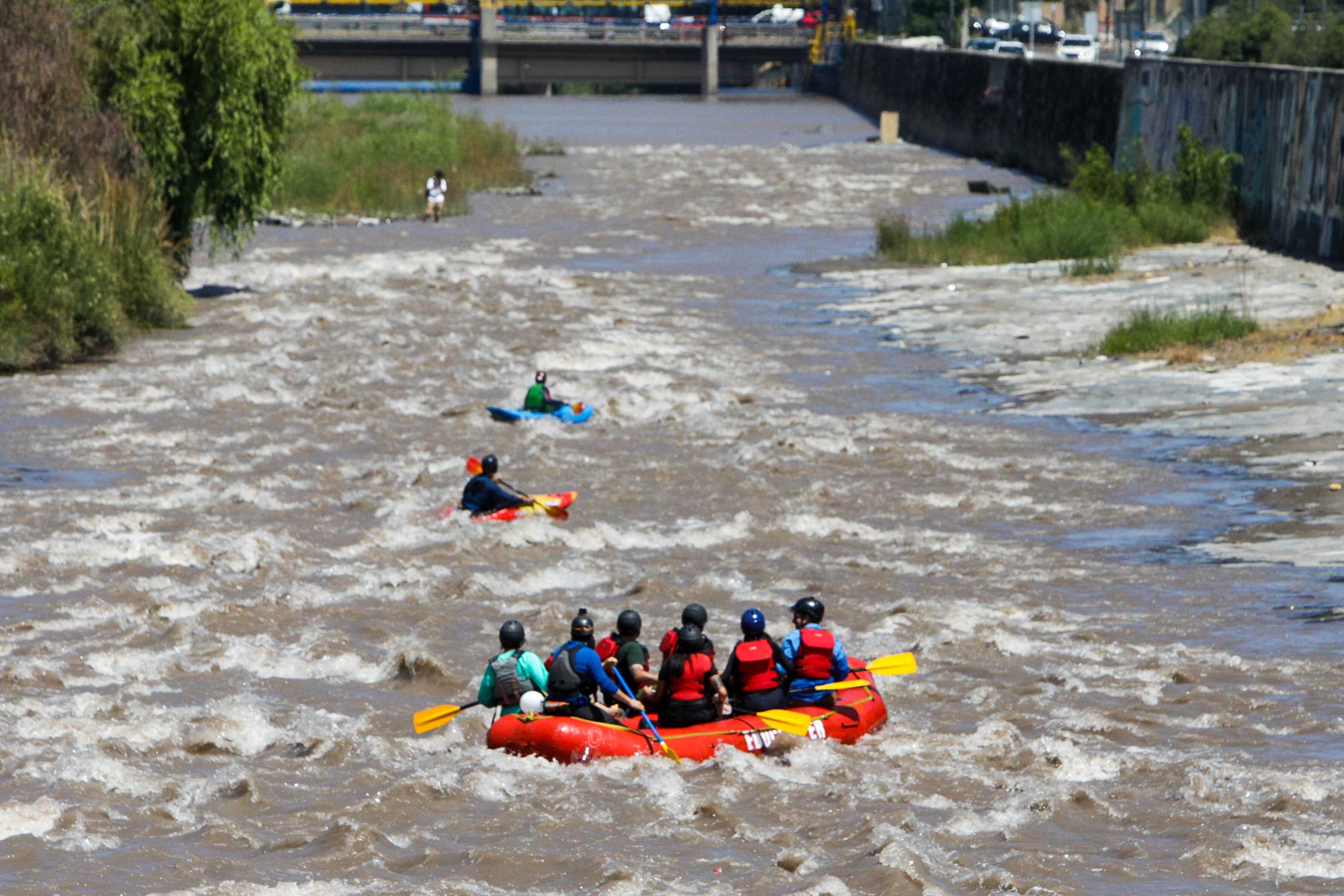 El gobernador de Santiago desciende en Rafting por el río Mapocho