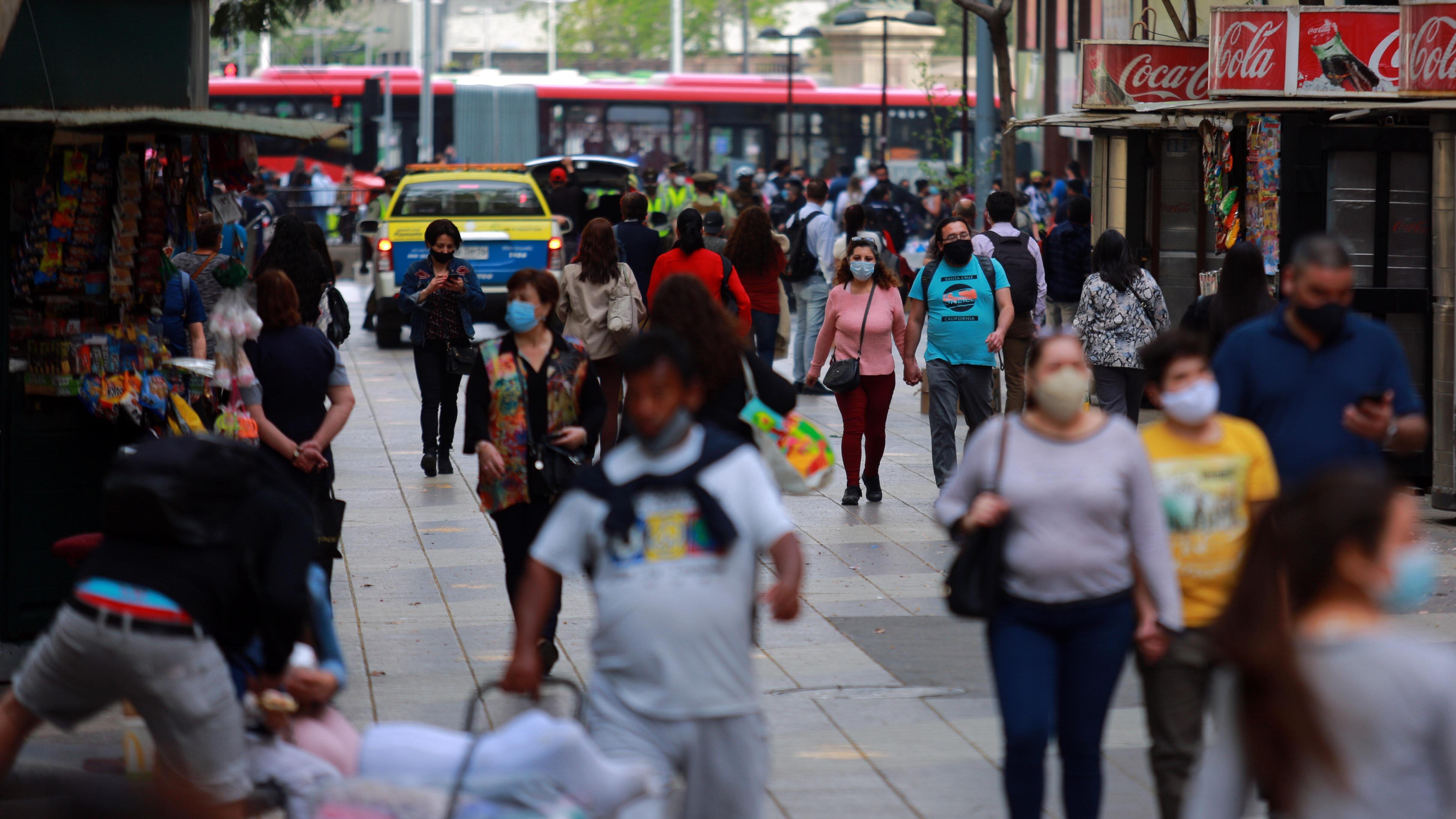 24 de Septiembre de 2020/SANTIAGOPersonas transitando en Paseo Ahumada, durante vuelta a la normalidad y aglomeraciones de gente en el centro de la comuna de Santiago, donde hoy se registraron 124 nuevos fallecidos, siendo la cifra mas alta de los ultimos 2 meses, en medio de la pandemia de COVID-19.
FOTO: JOSE FRANCISCO ZUÑIGA/ AGENCIAUNO