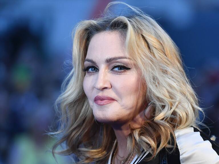 Con muletas y todo: Madonna se unió a masiva protesta del movimiento Black Lives Matter en Londres