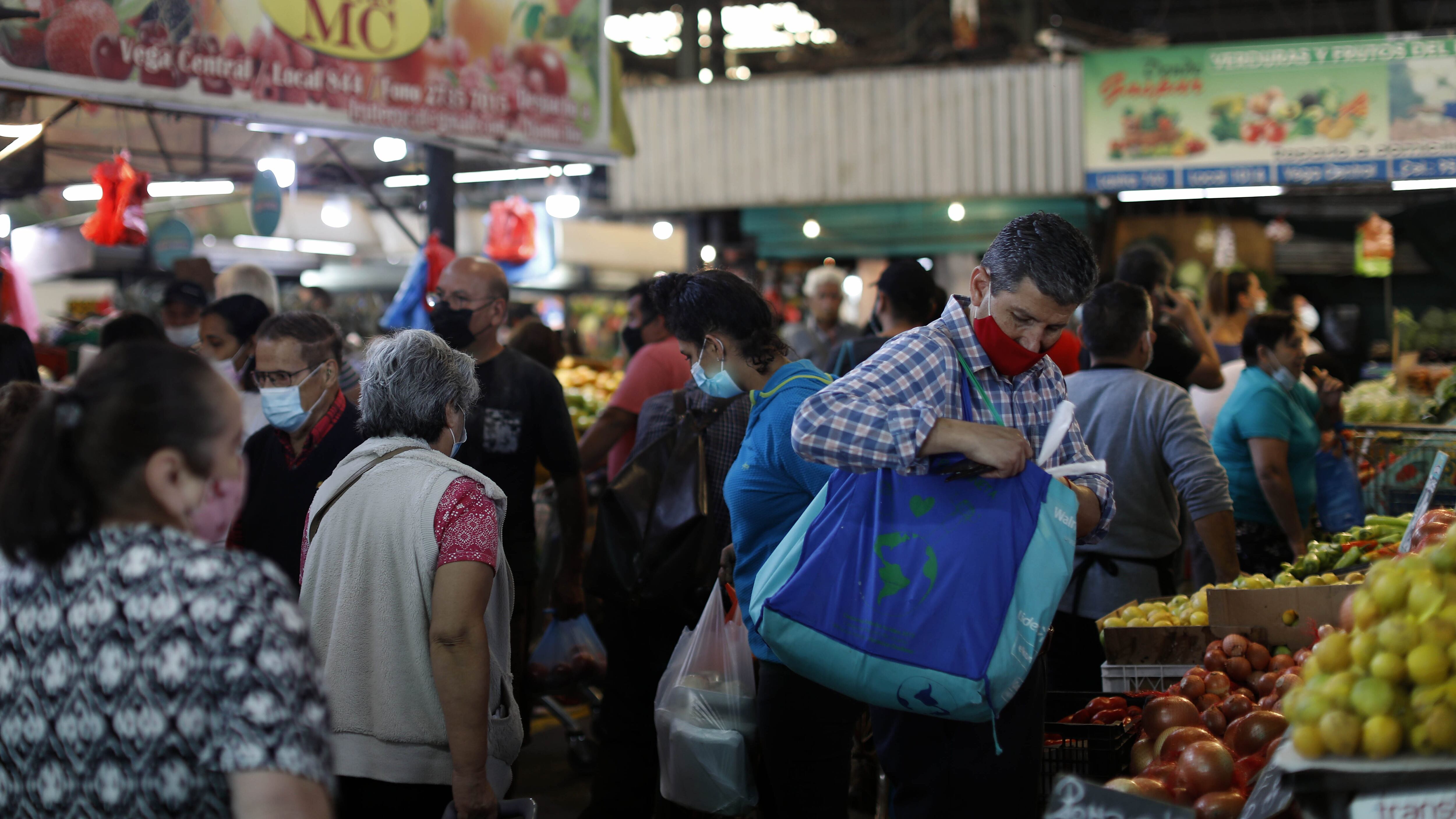 24 de Marzo de 2021/SANTIAGO Capitalinos realizan las ultimas compras en La Vega Central previo a la Cuarentena.

FOTO: CRISTOBAL ESCOBAR/AGENCIAUNO
