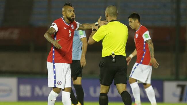 Chile's Arturo Vidal (L) talks to Paraguayan referee Eber Aquino during the 2022 FIFA World Cup South American qualifier football match against Uruguay at the Centenario Stadium in Montevideo on October 8, 2020, amid the COVID-19 novel coronavirus pandemic. (Photo by Matilde Campodonico / POOL / AFP) (Photo by MATILDE CAMPODONICO/POOL/AFP via Getty Images)