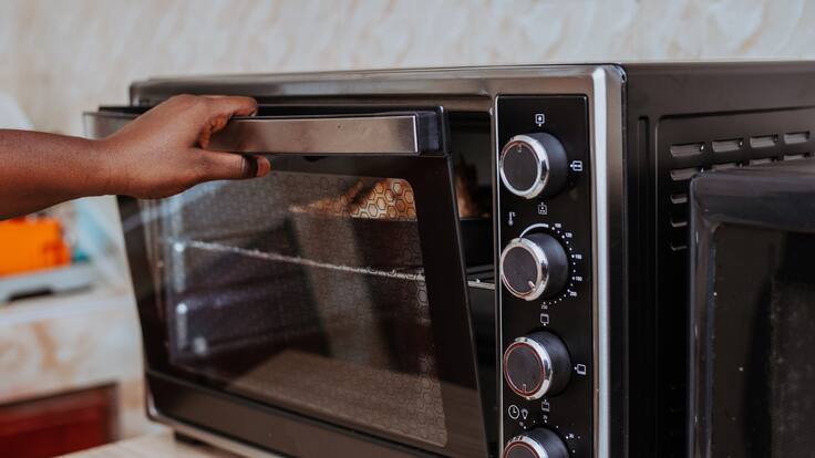 Estos son los seis lugares donde jamás deberías conectar el horno eléctrico en tu casa, según expertos