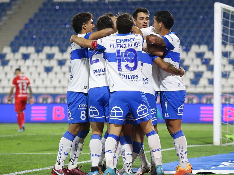 Universidad Católica derrota a Unión La Calera en regreso de Ariel Holan