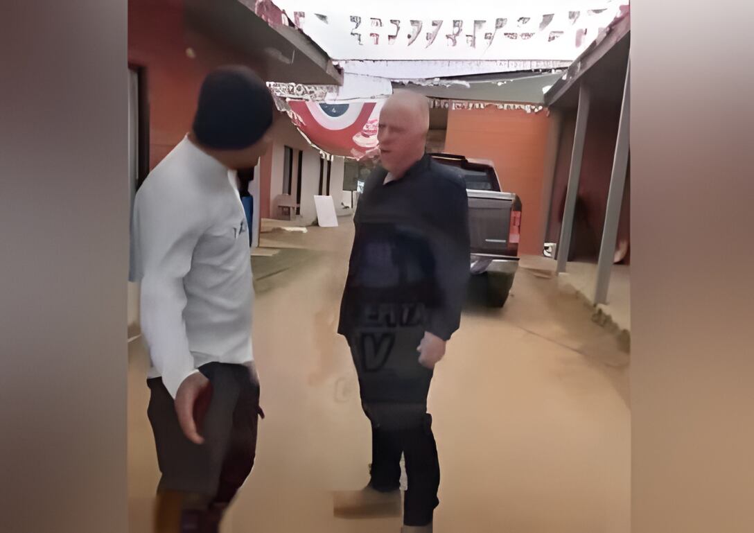 Empresario de Laguna Verde amenaza con una pistola a repartidores