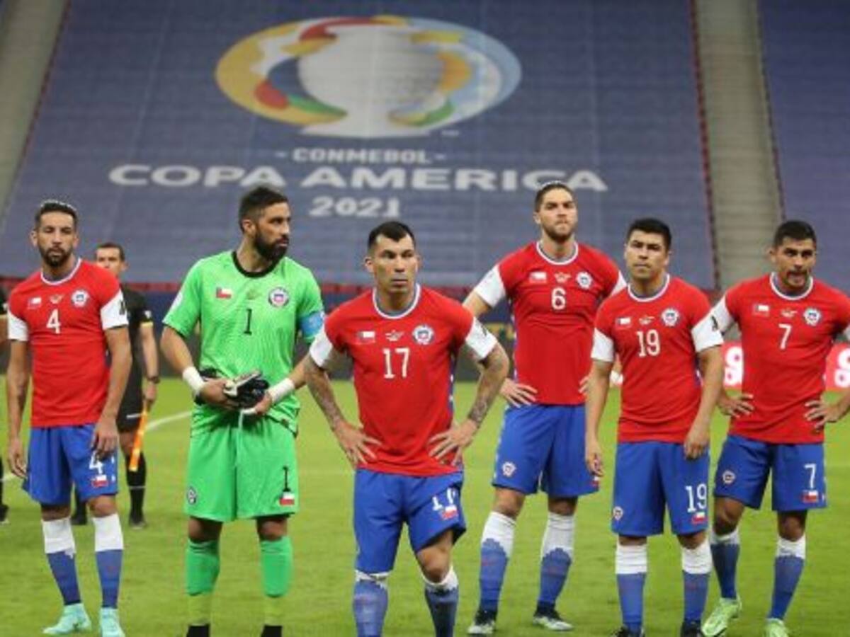 Marcelino Núñez sorprendió a todos al llegar caminando a la concentración de la Roja en Juan Pinto Durán