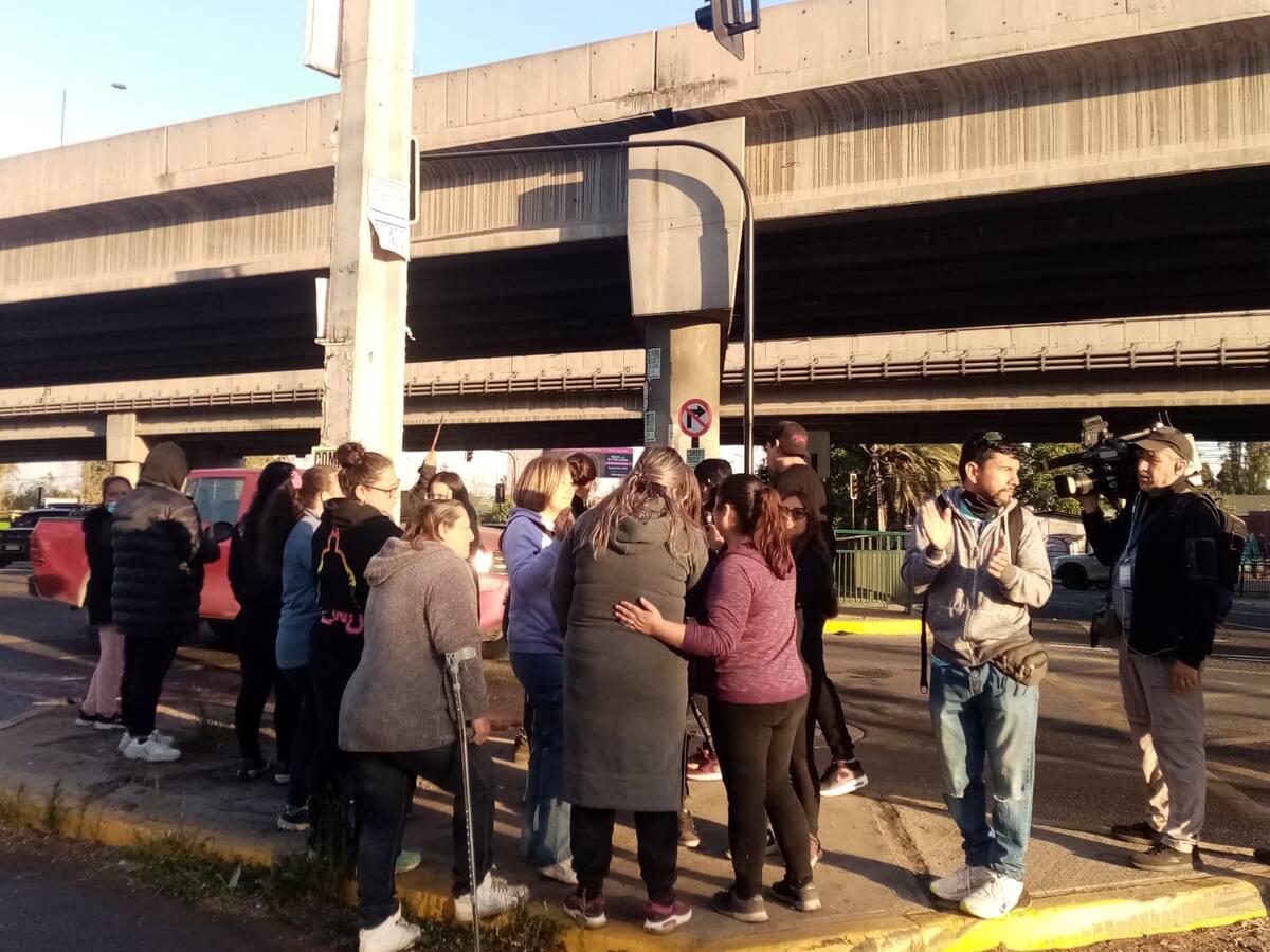 Barricadas en Quilicura: comité de vivienda protesta por departamentos con hongos, filtraciones de agua, socavones y falta de respuesta del Gobierno