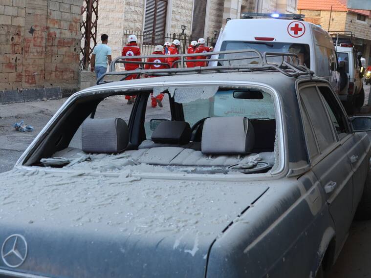 Equipos de emergencia evalúan los daños tras un ataque aéreo de Israel sobre la ciudad de Shebaa, hacia la frontera sur del Líbano.