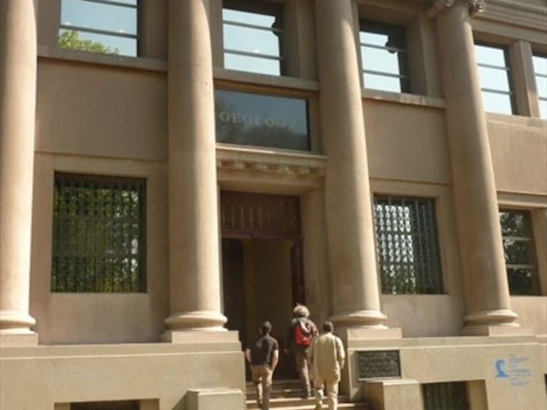 Dos profesores de la U. de Chile sumariados por acoso y alcohol tras denuncia de alumnos