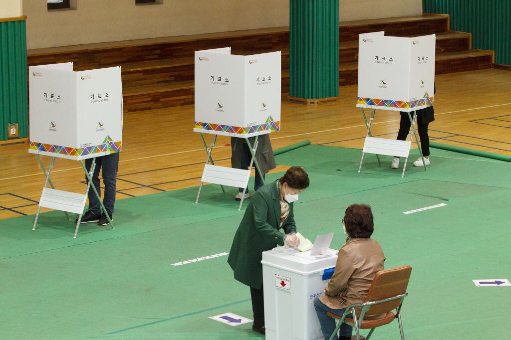 Los ciudadanos de Corea del Sur votan en las elecciones durante la pandemia