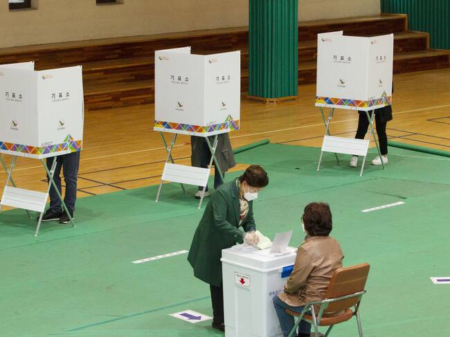 Los ciudadanos de Corea del Sur votan en las elecciones durante la pandemia