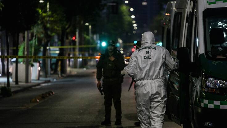 Brutal crimen en Santiago Centro: mujer apuñala a su conviviente y escapa tras dejarlo agonizando