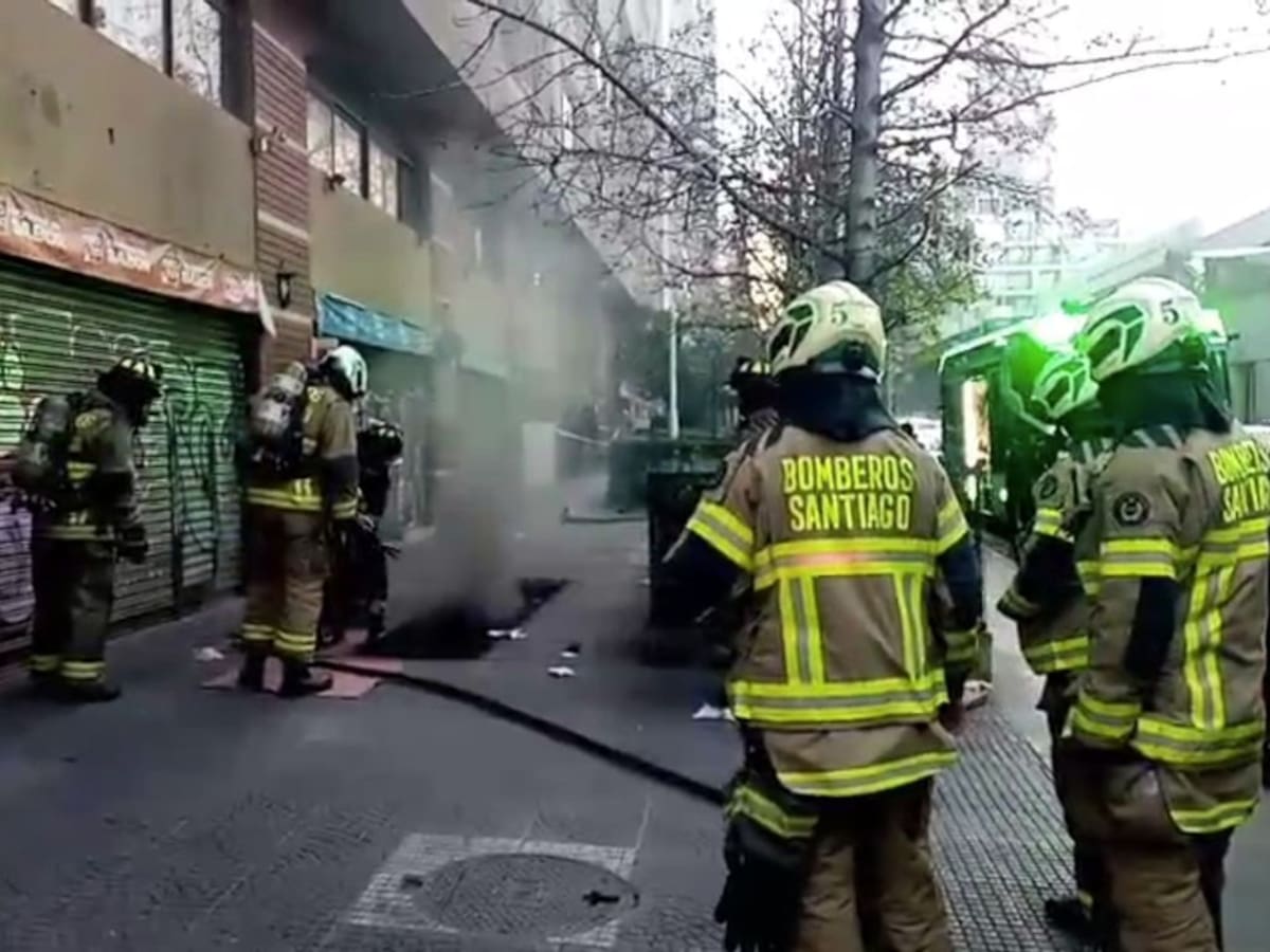 Alerta en el centro de Santiago: incendio en cámara subterránea eléctrica moviliza a Bomberos