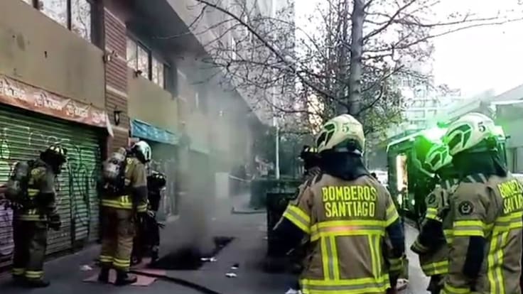 Alerta en el centro de Santiago: incendio en cámara subterránea eléctrica moviliza a Bomberos