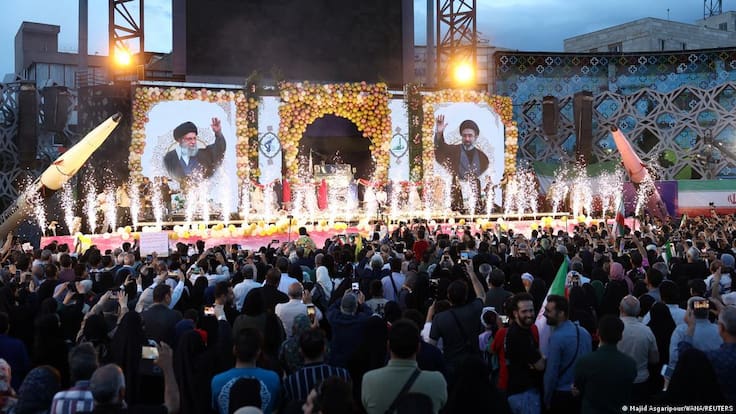 Irán celebra bodas públicas masivas para parejas que declaran su disposición a sacrificar sus vidas en la guerra