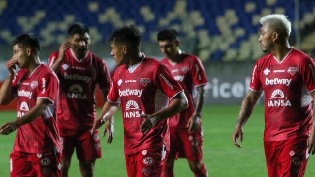 Periodista se burla de Ñublense y critica a clubes chilenos: "Si va a jugar cualquiera, que los argentinos entren directo en octavos"