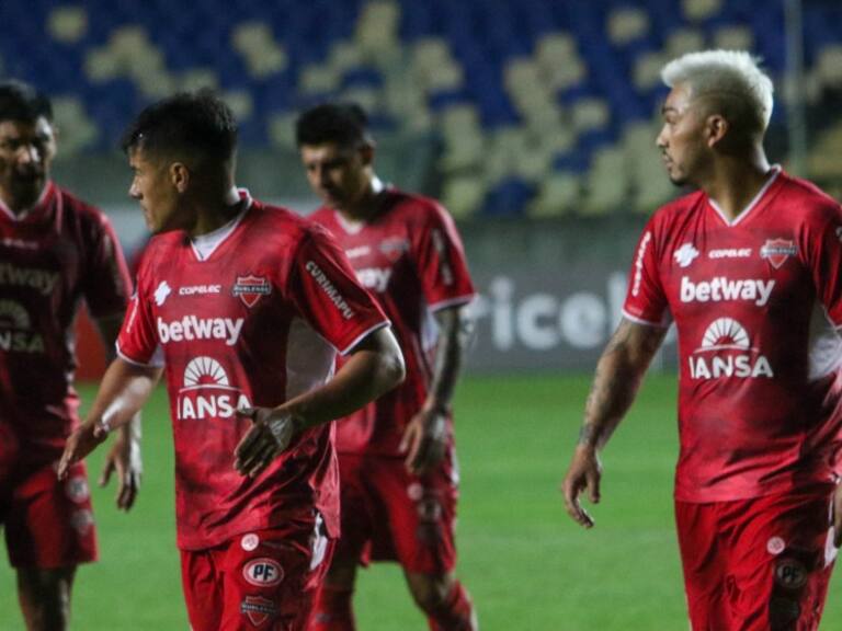 Periodista se burla de Ñublense y critica a clubes chilenos: "Si va a jugar cualquiera, que los argentinos entren directo en octavos"