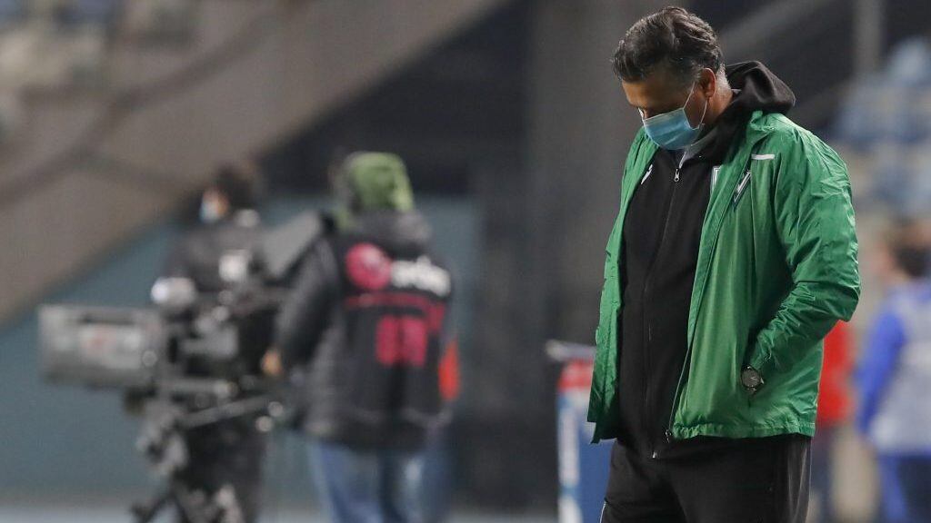3 de Mayo del 2021/RANCAGUAEl Director Tecnico De Santiago Wanderes Ronald Fuentes(c) ,durante el partido valido por la sexta fecha del Campeonato Nacional AFP PlanVital 2021, entre Universidad de Chile vs Santiago Wanderers, disputado en el Estadio El Teniente.
FOTO:FRANCISCO LONGA/AGENCIAUNO