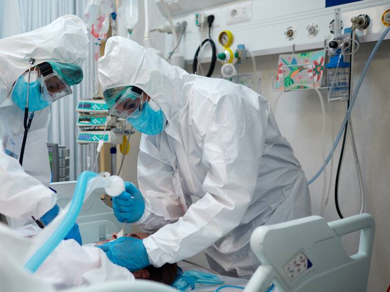 Minsal confirmó más de 11 mil casos activos y 10 muertes por covid-19 en Chile | Getty Images