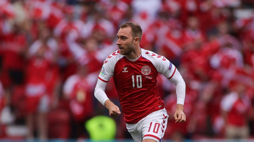Christian Eriksen enfrentando a Finlandia en la Eurocopa 2020