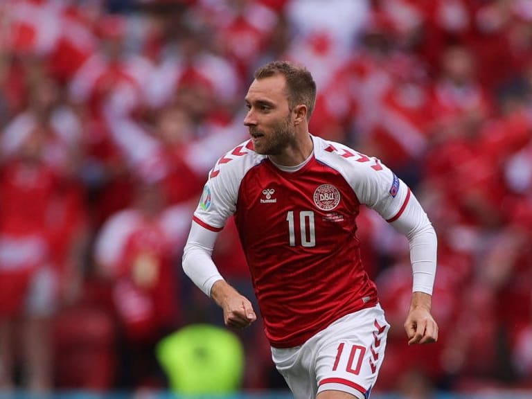Christian Eriksen enfrentando a Finlandia en la Eurocopa 2020