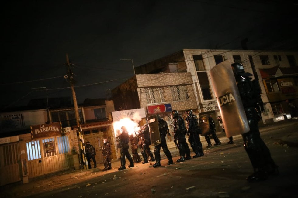 Policías reprimen las protestas en Colombia