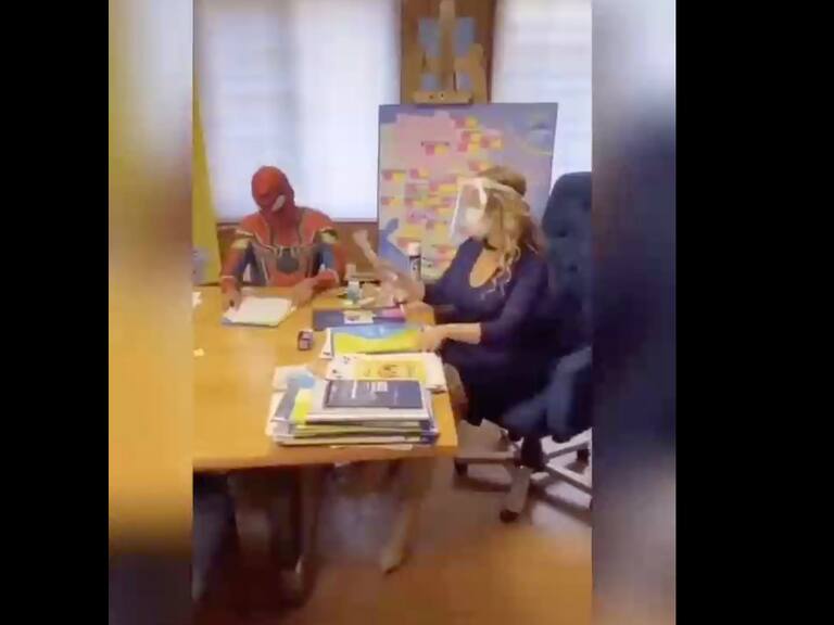Video de alcaldesa Cathy Barriga y Sensual Spiderman generó controversia en las redes sociales