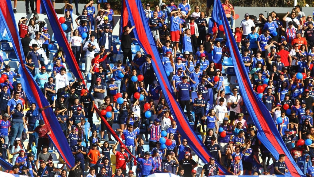Asamblea de Hinchas Azules rechaza extensión de la concesión de Azul Azul: "No ha estado a la altura de una administración seria"