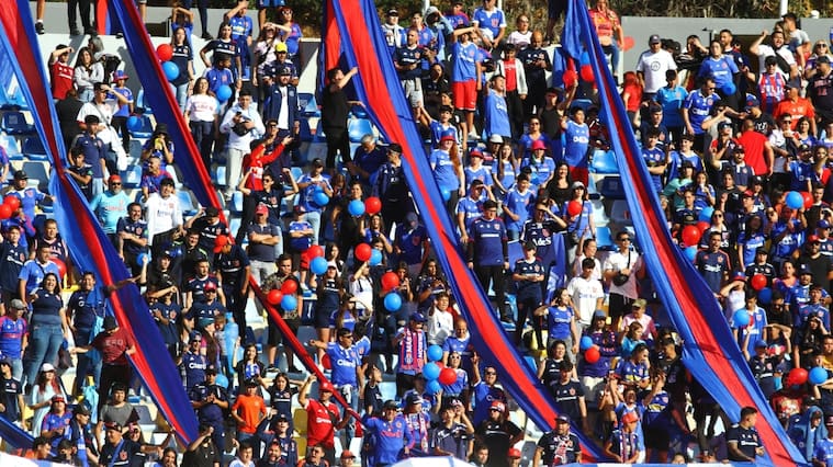 Asamblea de Hinchas Azules rechaza extensión de la concesión de Azul Azul: "No ha estado a la altura de una administración seria"