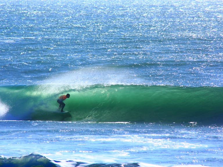 Vecinos y surfistas se oponen a espigón en Pelluhue: alerta por posible impacto en ola de surf de clase mundial