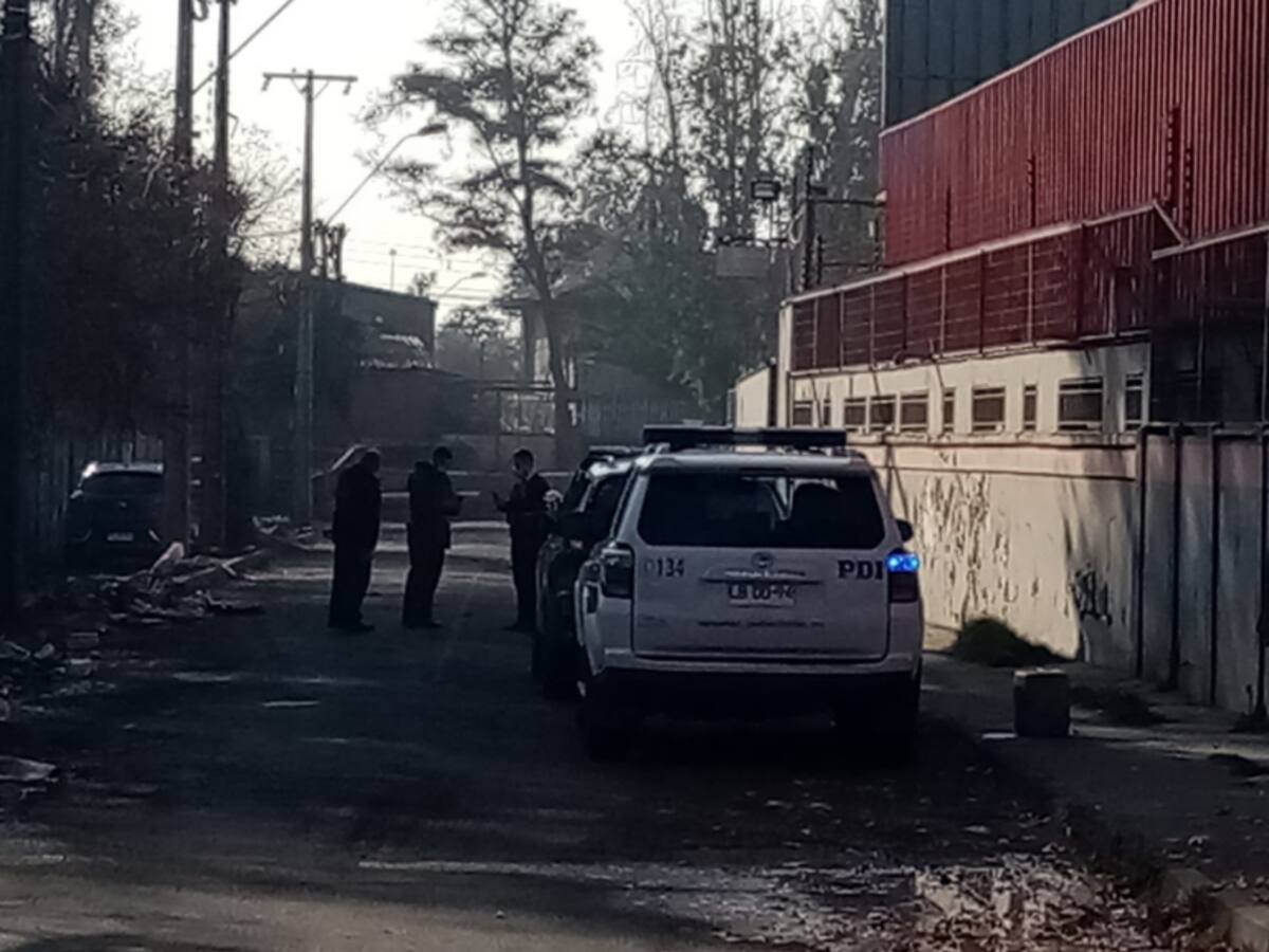 Cadáver fue encontrado en la vía pública en Conchalí: cámaras de televigilancia apuntan a que fue dejado muerto en el lugar